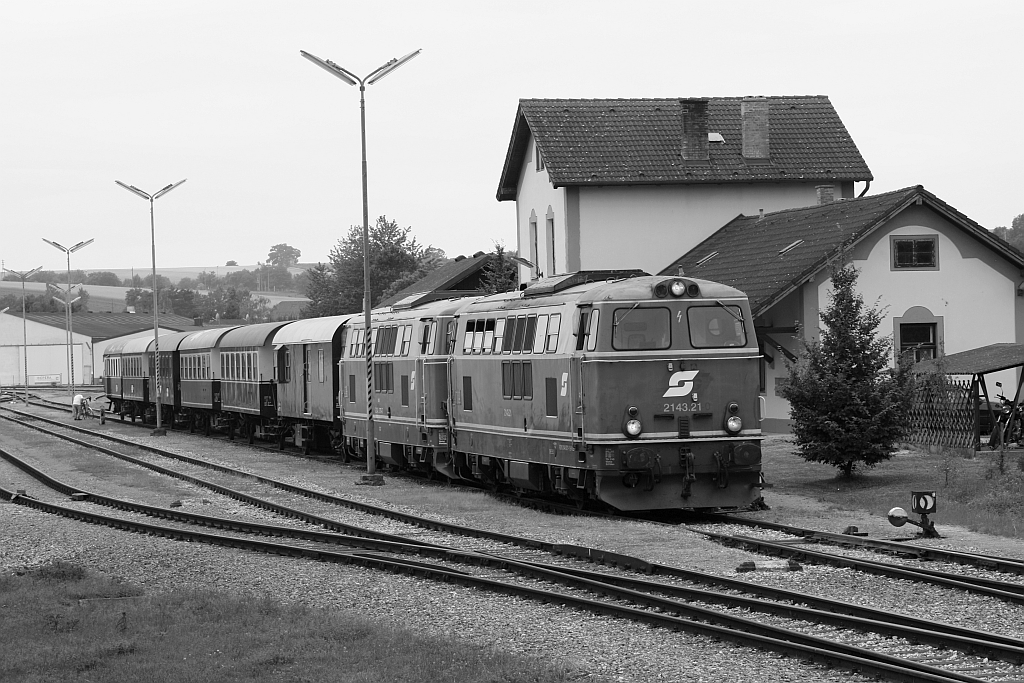 WLB 2143.21 und NLB 2143 070-7 nach der Ankunft mit dem EZ 7490 am 27.Juni 2015 in Ernstbrunn.