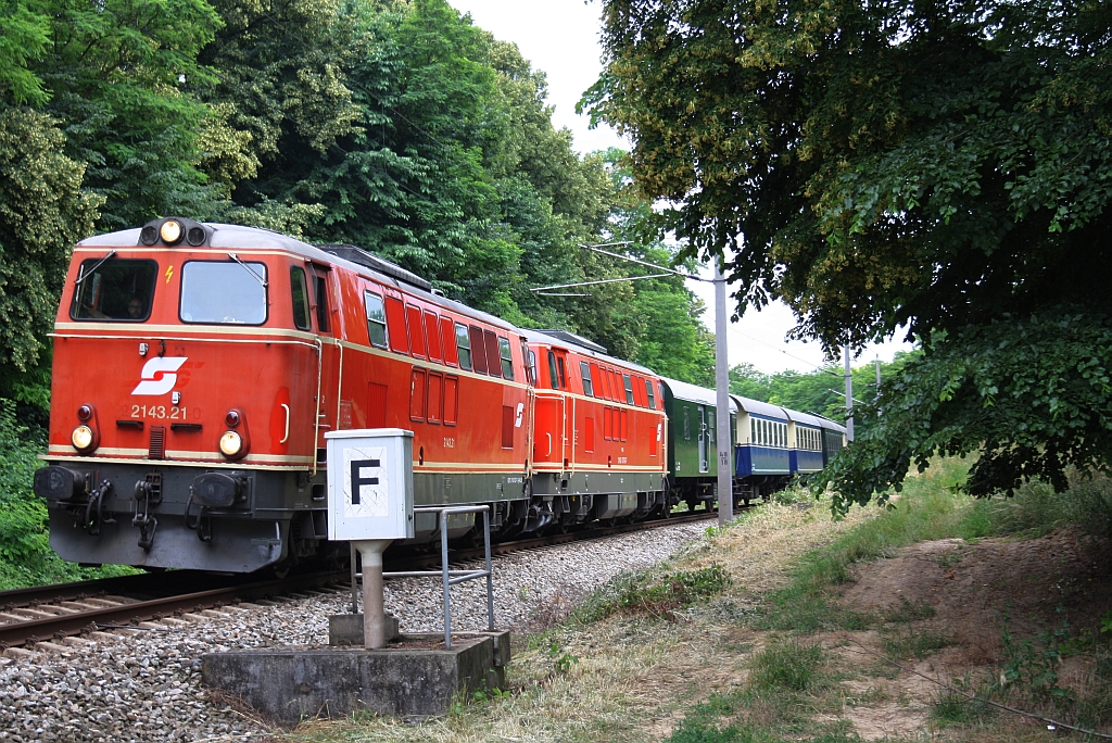 WLB 2143.21 und NLB 2143 070-7 mit dem SLP 34468 am 27.Juni 2015 bei Ladendorf.