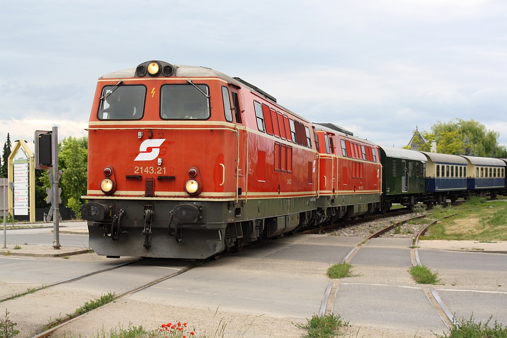 WLB 2143.21 und NLB 2143 070-7 queren mit dem SLP 34468 am 27.Juni 2015 die EK mit der Josef Dunkl-Straße in Mistelbach.