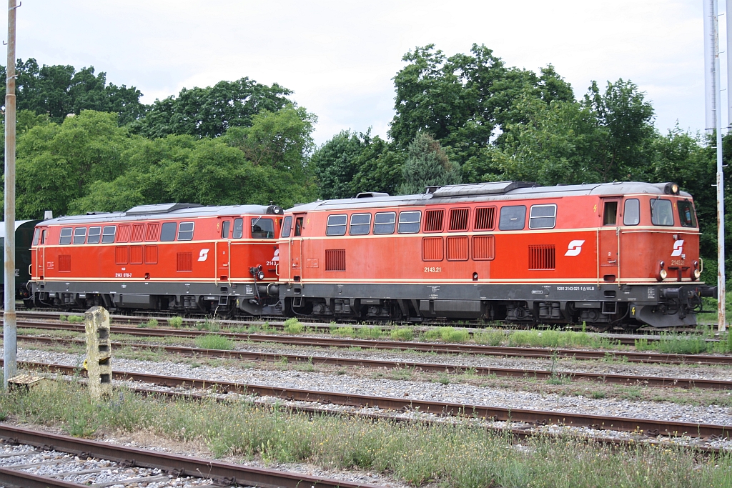 WLB 2143.21 und NLB 2143 070-7 am 27.Juni 2015 im Bf. Mistelbach Lokalbahn.