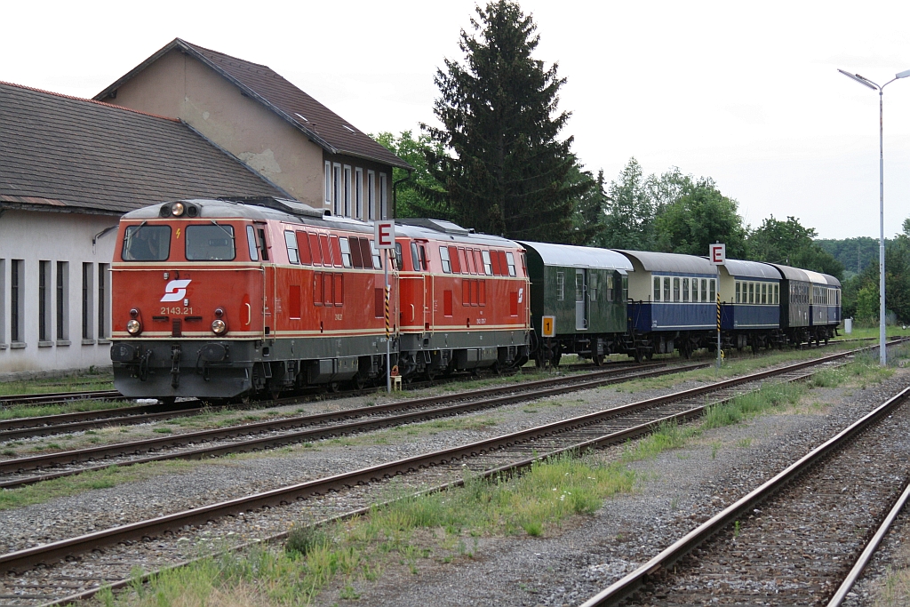 WLB 2143.21 und NLB 2143 070-7 am 27.Juni 2015 beim Verschub im Bf. Mistelbach Lokalbahn.