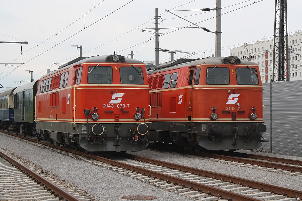 WLB 2143.21 und NLB 2143 070-7 am 27.Juni 2015 im Bf. Praterstern.