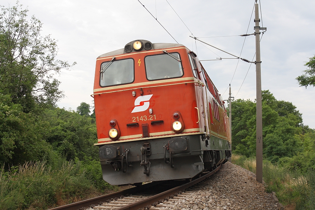 WLB 2143.21 vor dem SLP 34468 am 27.Juni 2015 bei Neubau-Kreustetten.