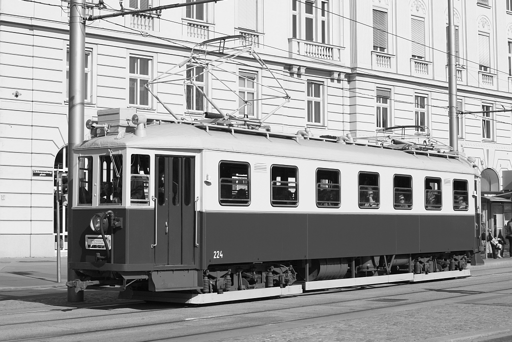 WLB 224 als Zubringer zum Wiener Tramwaytag am 25.April 2015 auf der Linie 71 bei der Haltestelle Am Heumarkt.