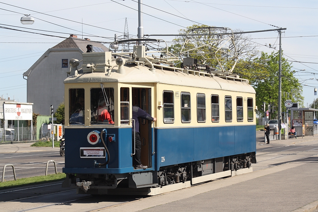 WLB 224 am 25.April 2015 als Zubringer zum Wiener Tramwaytag bei der Haltestelle Weissenböckstraße.