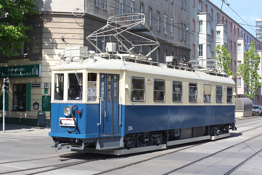 WLB 224 am 25.April 2015 als Zubringer zum Wiener Tramwaytag vor der Haltestelle Fickeysstrasse.