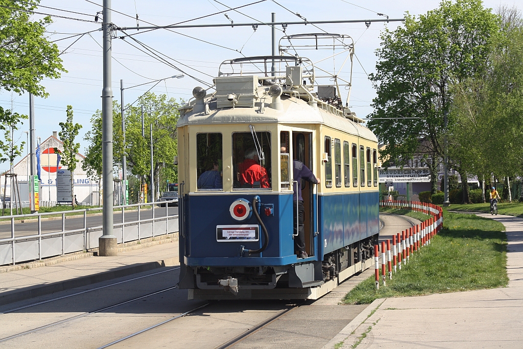 WLB 224 am 25.April 2015 als Zubringer zum Wiener Tramwaytag bei der Haltestelle Weissenböckstraße.