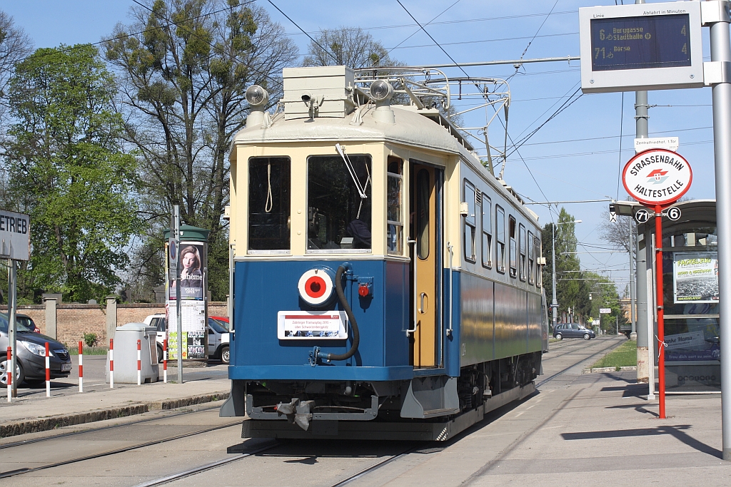 WLB 224 am 25.April 2015 als Zubringer zum Wiener Tramwaytag in der Haltestelle Zentralfriedhof Tor 1.