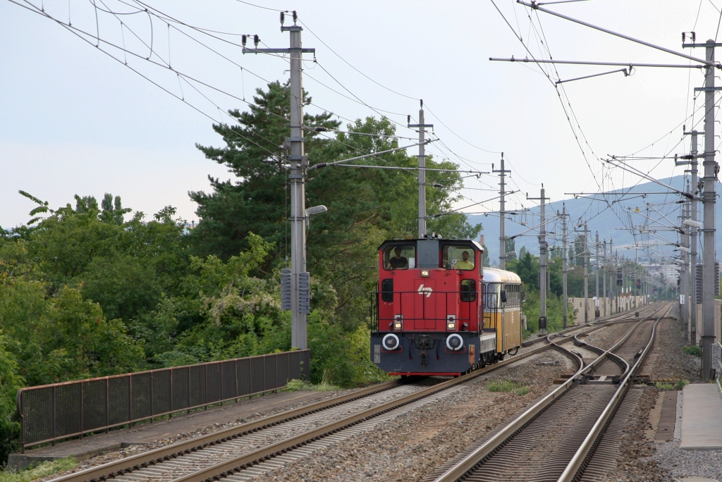 WLB 83 (A-WLC 92 81 2064 403-6) am 01.September 2019 mit dem SR 17232 (Waldmühle Lst. - Wien Meidling) bei der Haltestelle Hetzendorf.