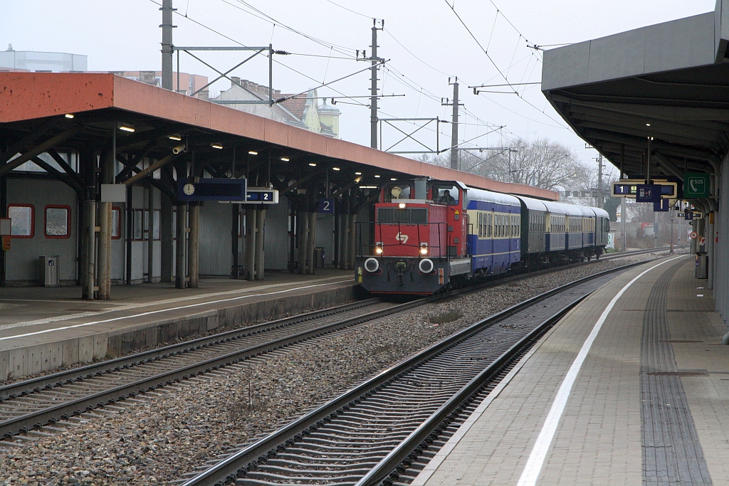 WLB 83 (A-WLC 92 81 2064 403-6) fährt am 07.Dezember 2019 mit dem SR 17678 (Wien Meidling - Waldmühle Lst.) durch die Haltestelle Atzgersdorf.