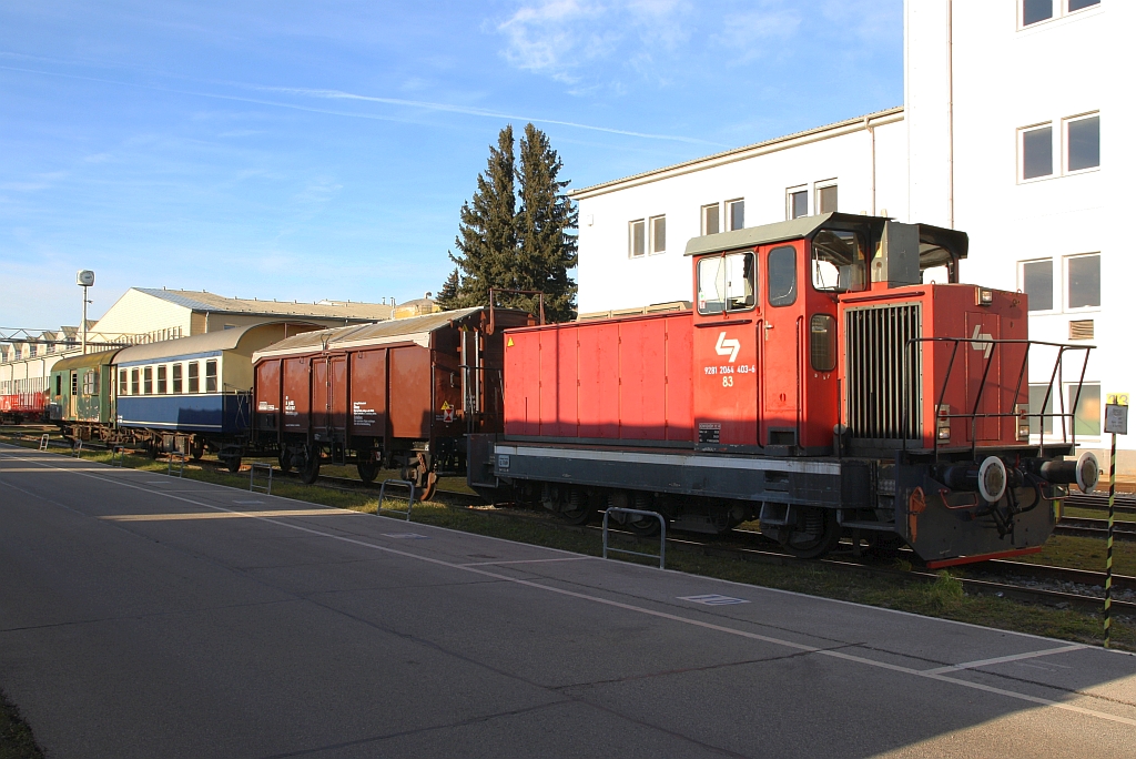 WLB 83 (A-WLC 92 81 2064 403-6) stellt am 01.Februar 2020 den Wagensatz des SGAG 96704 von Floridsdorf in Jedlersdorf ab.