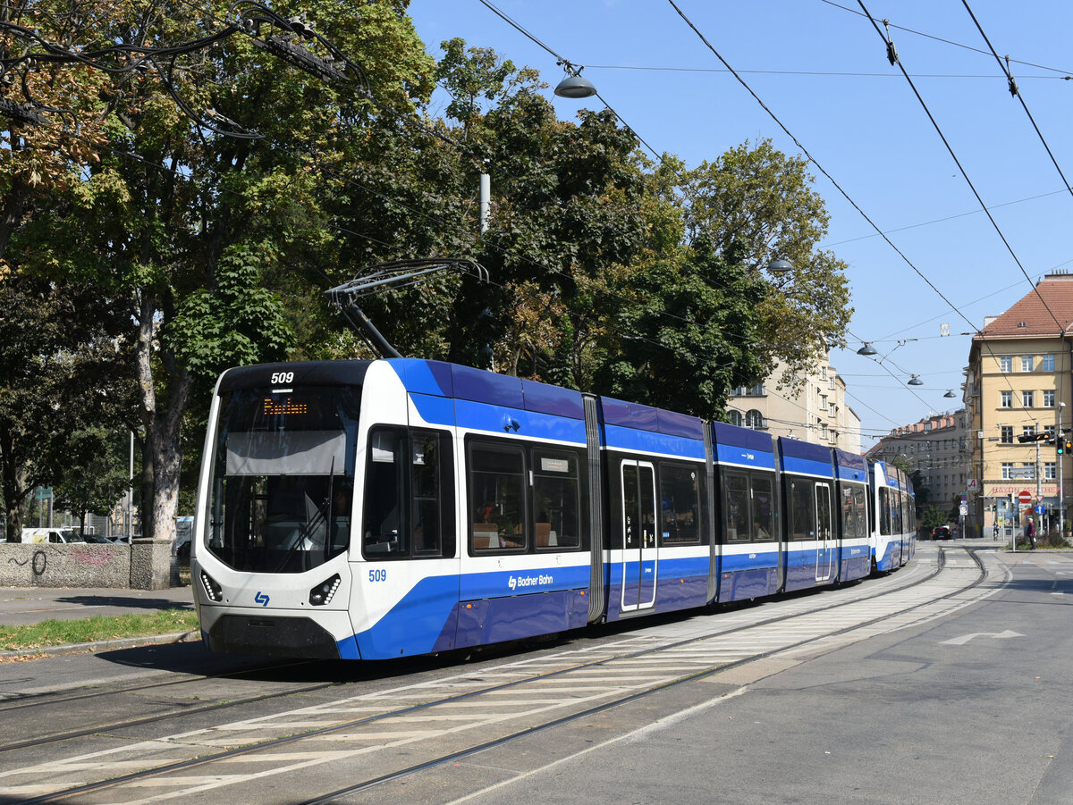WLB Triebwagen 509 und 507 nach Baden Josefsplatz am 11. September 2023 kurz nach der Überquerung des Gaudenzdorfer Gürtels in der Flurschützgasse.