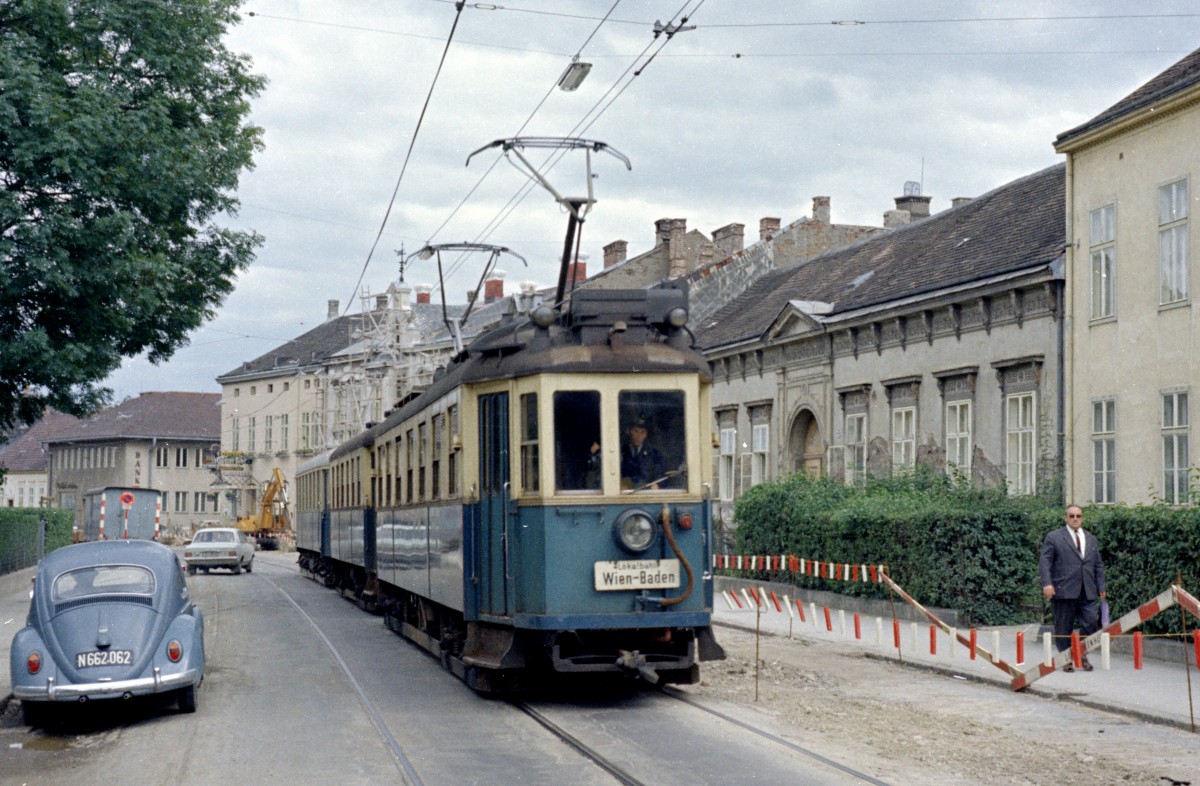 WLB-Zug in Baden bei Wien am 29. August 1969. - Scan von einem Farbnegativ. Film: Kodacolor X. Kamera: Kodak Retina Automatic II.