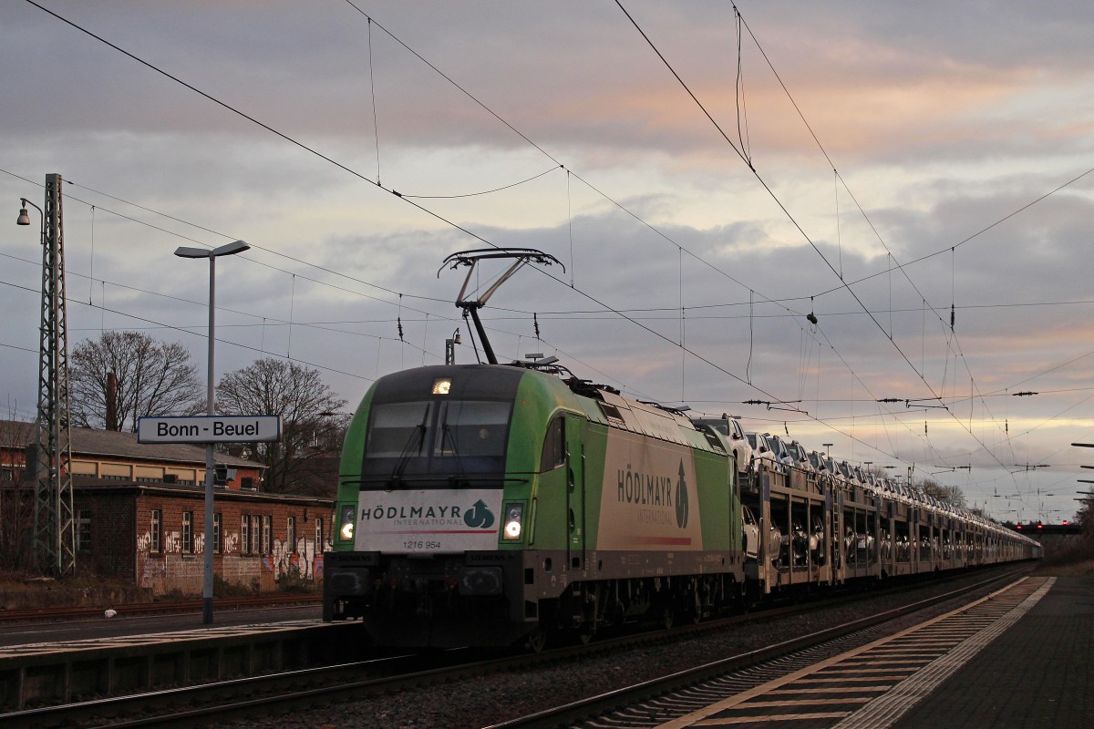 WLC 1216 954  Hödlmayr  am 26.12.13 mit einem Autozug in Bonn-Beuel.