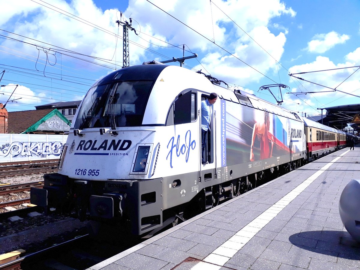 WLC 1216 955 mit dem AKE 50 von Cottbus nach Wien Westbahnhof, am 05.05.2019 in Erfurt Hbf.