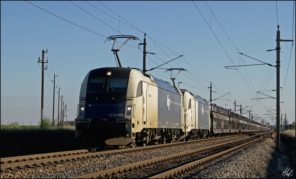WLC 1216.953+951 durchfahren am 01.11.15 mit GEFCO Autozug den Bhf. Ober-Eggendorf in Richtung Süden.
