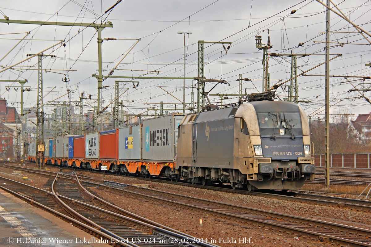 WLC 182 524/ES 64 U2-024 mit Containerzug in Fulda, Februar 2014.