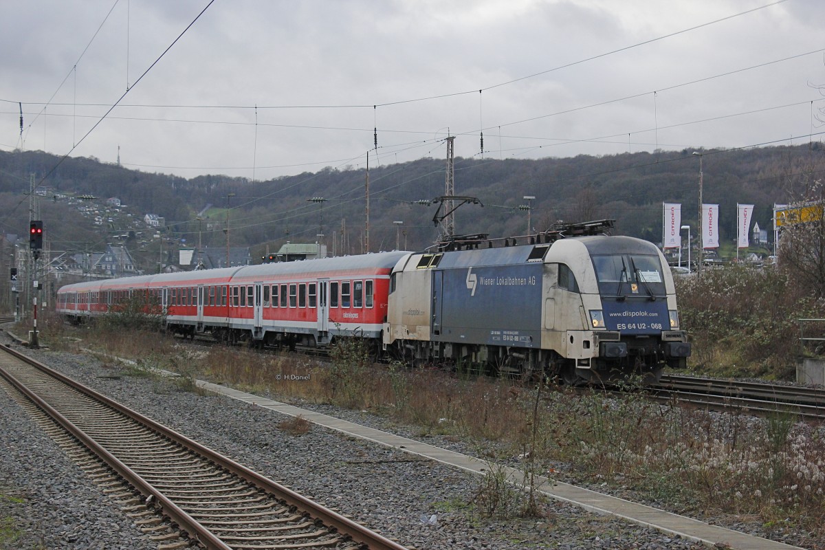 WLC 182 568/ES 64 U2-068 mit National Express RB48 am 05.01.2016 in Wuppertal Steinbeck.