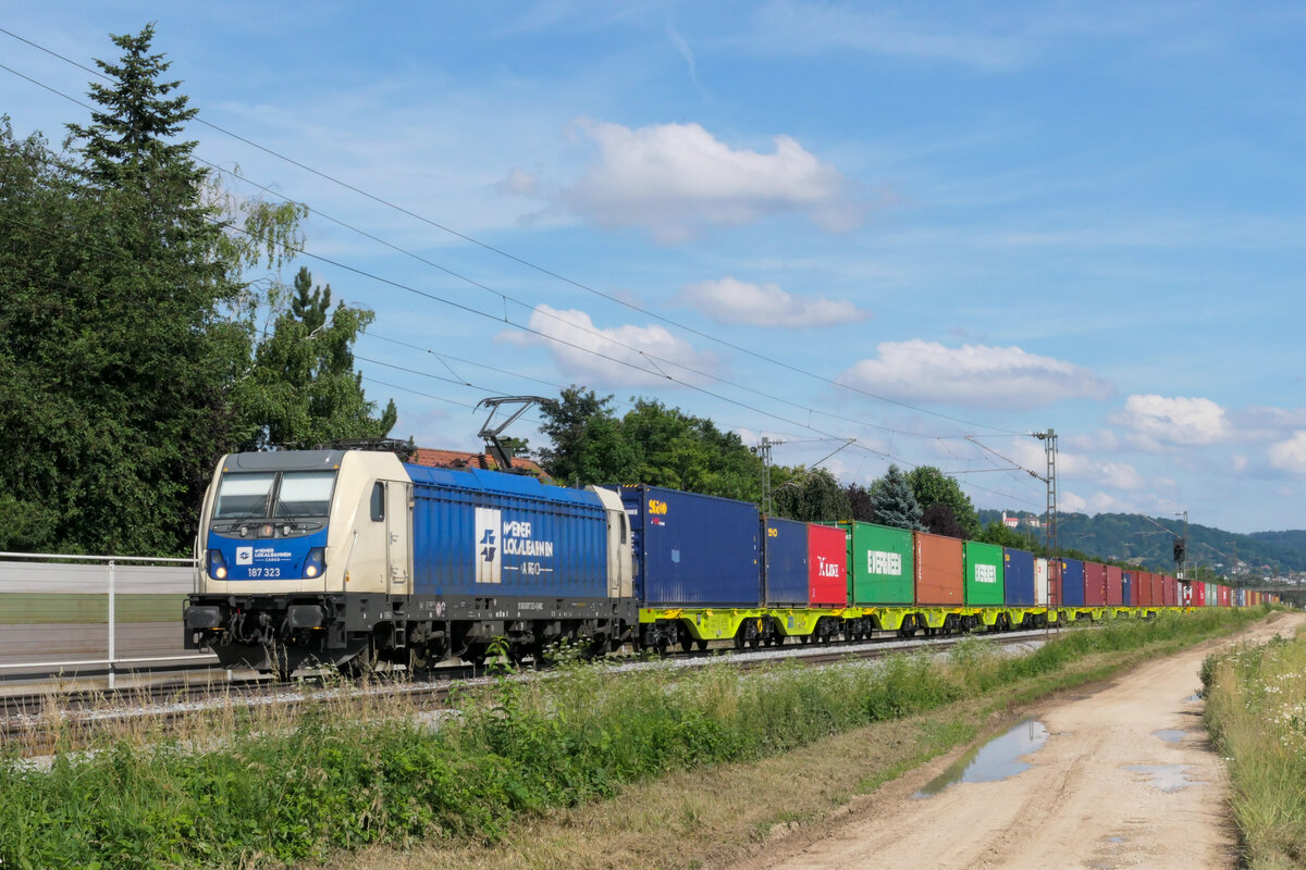 WLC 187 323 mit Containerzug am 10.07.2021 in Pölling.