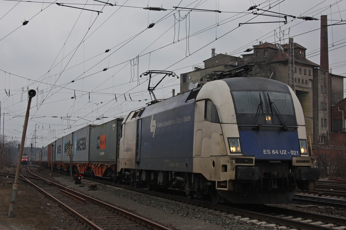 WLC ES 64 U2-021 am 28.3.13 mit einem Containerzug in Verden (Aller).