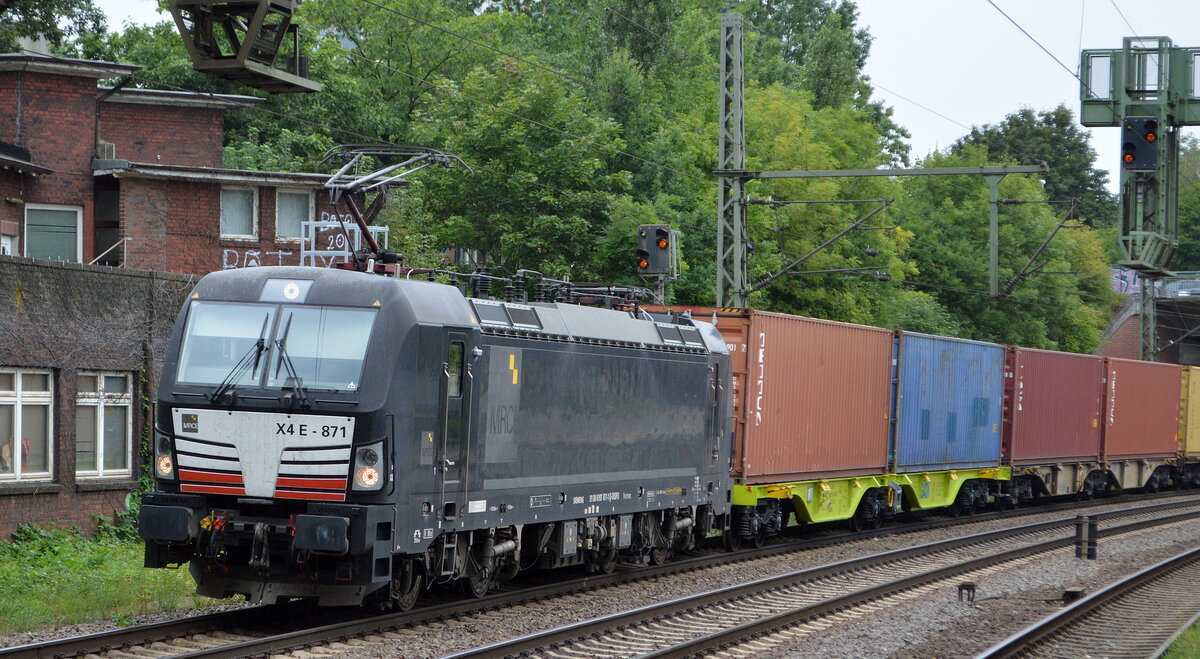 WLC mit der MRCE Vectron  X4 E - 871  [NVR-Nummer: 91 80 6193 871-1 D-DISPO] und Containerzug bei der Ausfahrt aus dem Hamburger Hafen am 25.08.21 Durchfahrt Bf. Hamburg-Harburg.