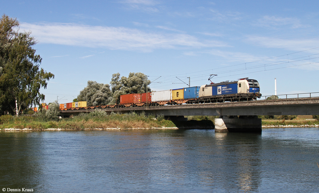 WLC Vectron mit Containerzug am 17.09.2015 in Plattling.