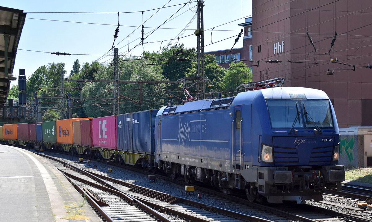 WLC - Wiener Lokalbahnen Cargo GmbH, Wien [A] mit der mgw Vectron  193 845  [NVR-Nummer: 91 80 6193 845-5 D-MGW] und einem Containerzug am 13.06.23 Richtung Hamburger Hafen Vorbeifahrt Bahnhof Hamburg-Harburg.