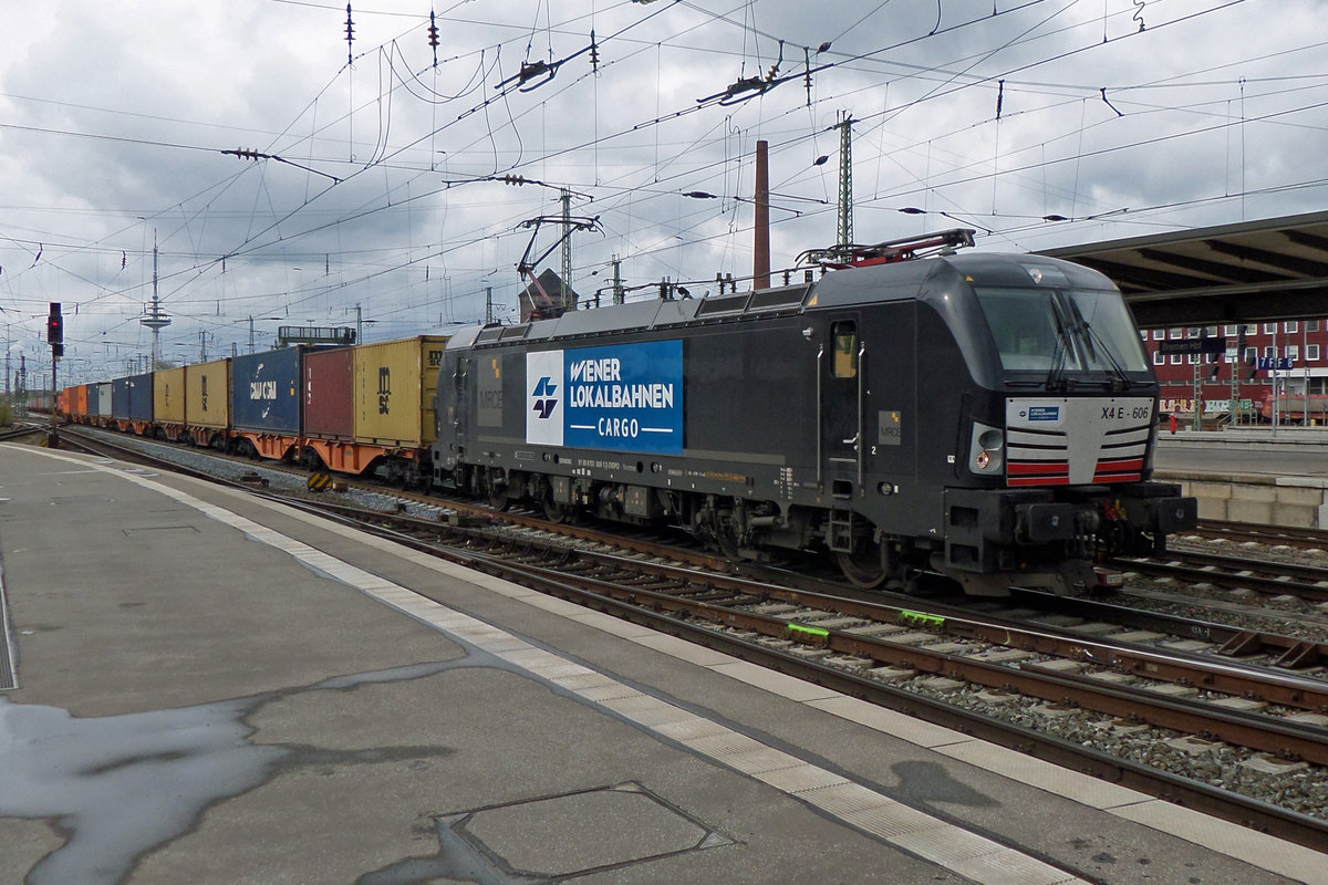 WLC X4E-606 schleppt ein Containerzug durch Bremen Hbf am 27 April 2016.