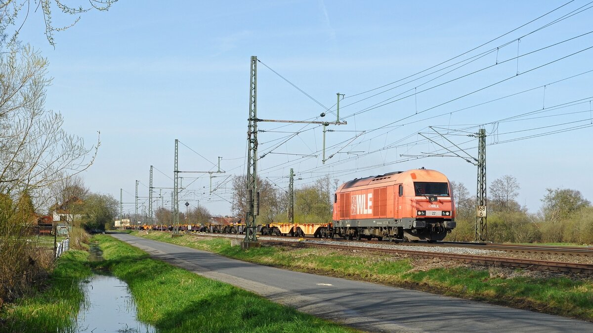 WLE 22 (223 056) mit Containerzug DGS 52463 Dradenau - Lippstadt Gbf (Diepholz, 11.04.2022).