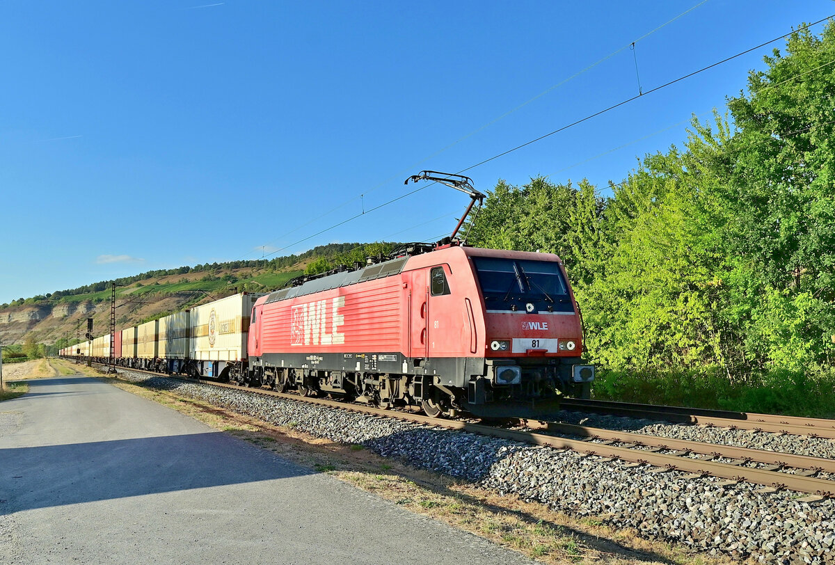 WLE 81/189 801 mit ihrem Warsteiner Bierzug am Haken ist hier gen Würzburg fahrend in Thüngersheim zusehen am Freitag den 2.9.2022