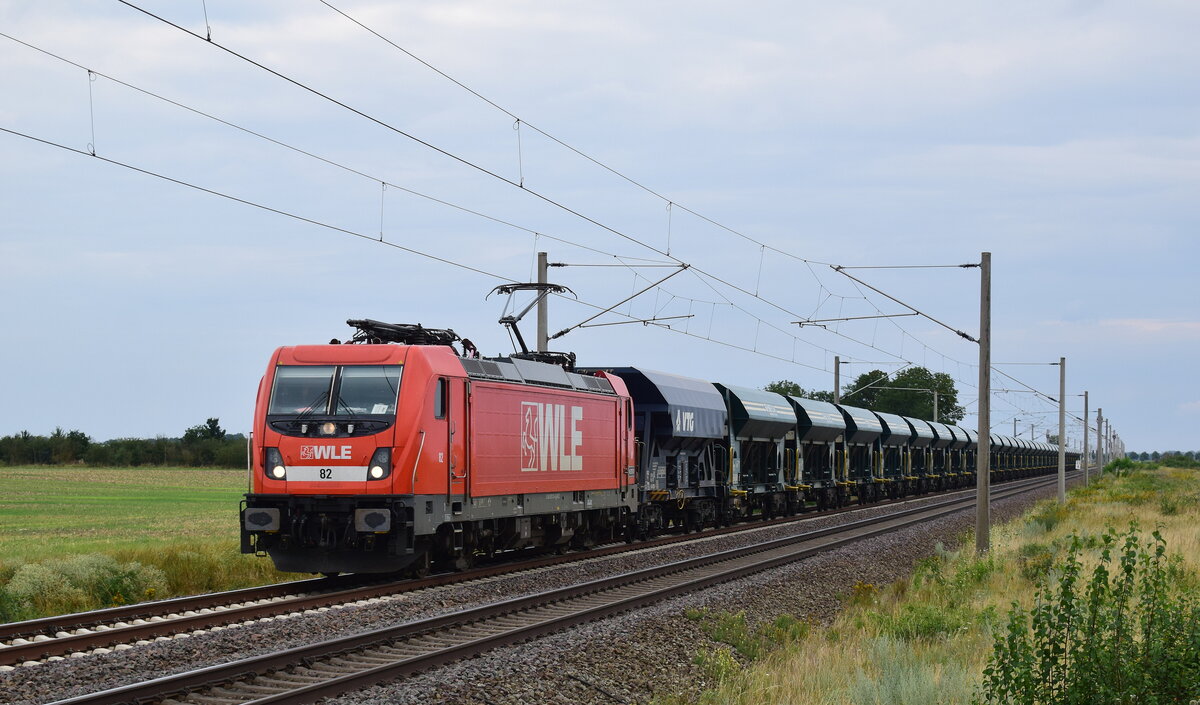 WLE 82 alias 187 010 kommt mit Schüttwagen von Enercon durch Calbe gen Köthen gefahren.

Calbe 03.08.2021