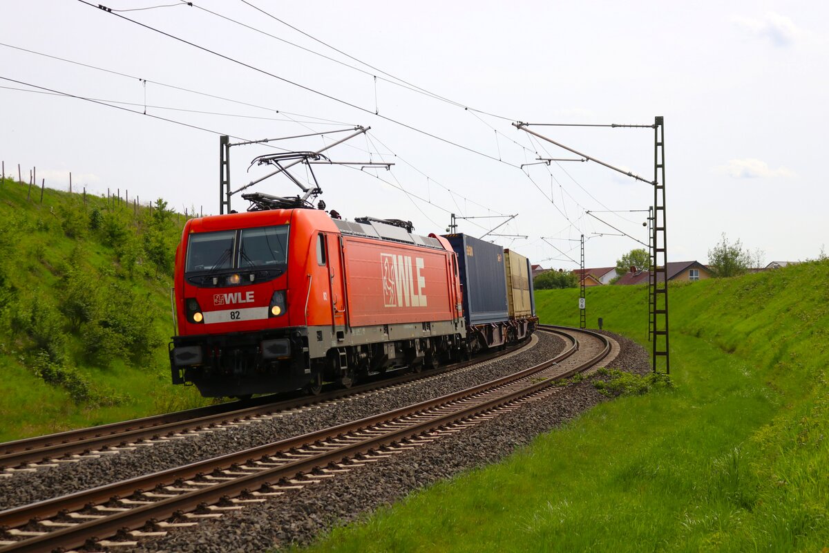WLE 82 Bombardier Traxx 187 010-4 mit Bier Containerzug in Hanau Rauschwald am 13.04.24