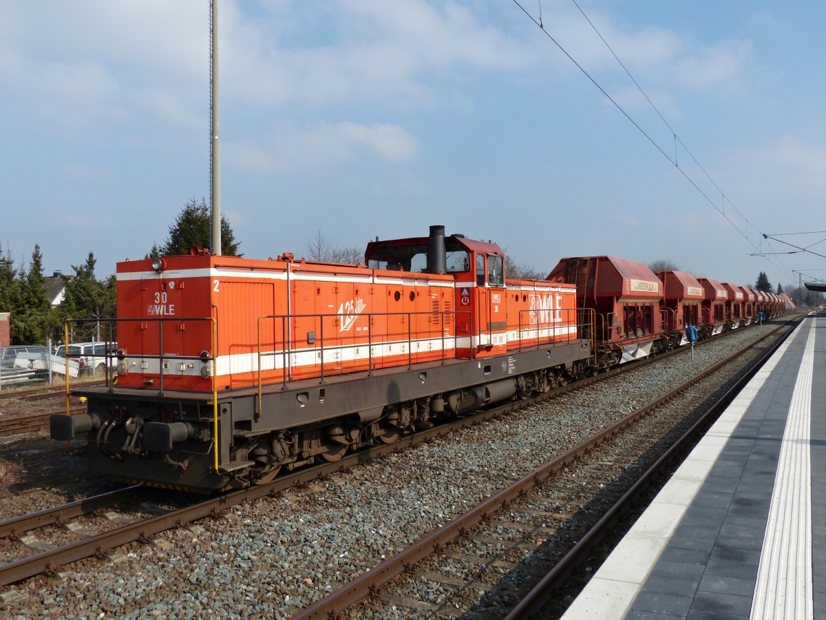 WLE Deutz C'C' Lok  30  ---  Helmut Elliger (NVR: 98 80 0421 003-1 D-WLE) Neubeckum - 10.03.2016 <br>
Die Gunst der Stunde wurde genutzt und die wunderbare Lok in mehreren Bildern  festgehalten<P>Weitere Bilder zum Thema Bahnfotografie gibt es auf meiner Site unter:<br> 
<a href= http://www.ralf-bueker.de/Ralf's Eisenbahnbilder.htm target= _blank >Ralf's Eisenbahnbilder