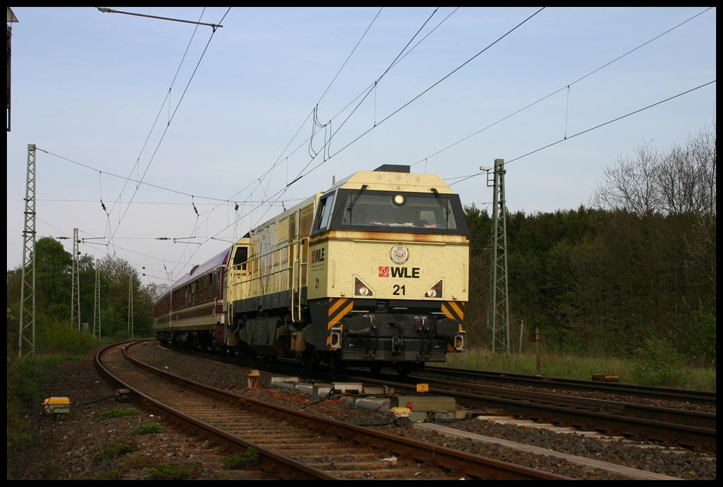 WLE Lok 21 ist hier am Ortsrand von Hasbergen am 1.5.2005 mit einem Partyzug der Fa. Müller unterwegs nach Münster in Westfalen.