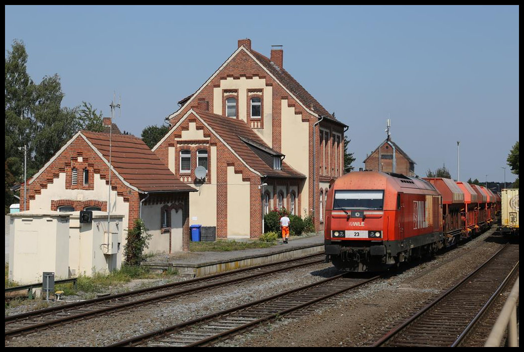 WLE Lok 23 Hercules durchfährt hier am 23.8.2019 um 12.45 Uhr mit einem Leerzug in Richtung Warstein den Bahnhof Erwitte.