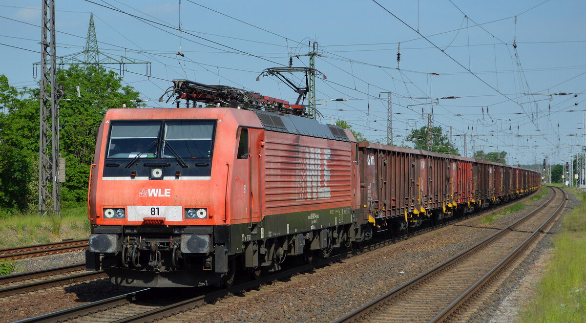 WLE - Westfälische Landes-Eisenbahn GmbH, Lippstadt [D] mit Lok  81  [NVR-Nummer: 91 80 6189 801-4 D-WLE] und Ganzzug offener Drehgestell-Güterwagen am 18.05.22 Durchfahrt Bf. Saarmund.
