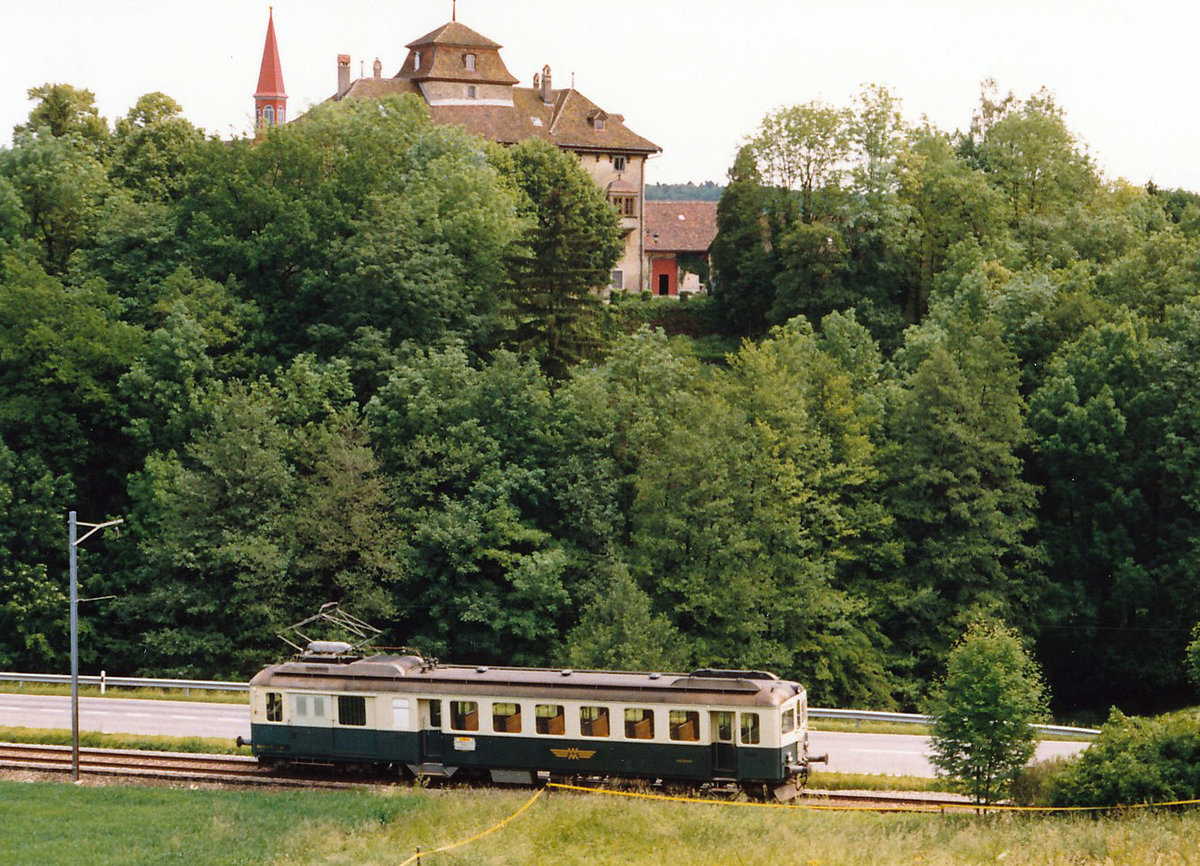 WM/STB:  Der BDe 2/4 Nummer 3 ehemals STB bei Hilfikon im Juni 1984. Inzwischen wurden  beide  Privatbahnen auf Busbetrieb  umgestellt.
Foto: Walter Ruetsch