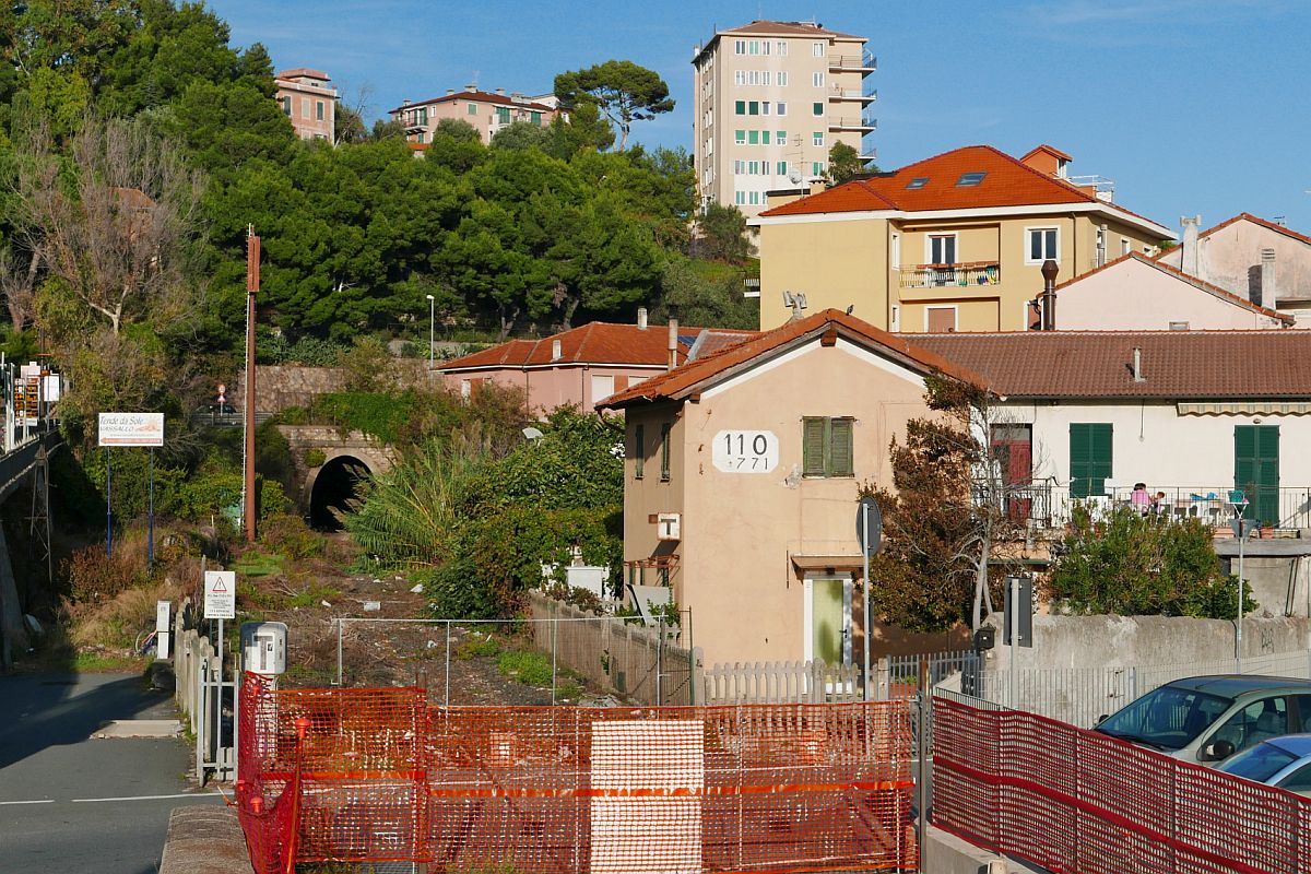 Wo 2014 Züge fuhren, sind 6 Jahre später nur noch Tunnel, Gleisbett und Schienenstücke in einem ehemaligen Bahnübergang zu sehen. Aufnahme vom 08.10.2020 in Imperia.