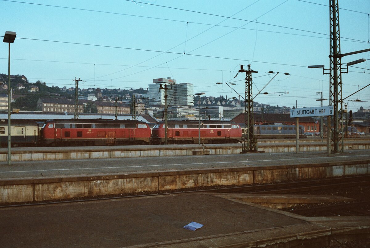 Wo 2023 nur noch Öde und Lärm ist, waren 1983 auf dem Stuttgarter Hauptbahnhof  noch echte Züge der DB vorhanden... 