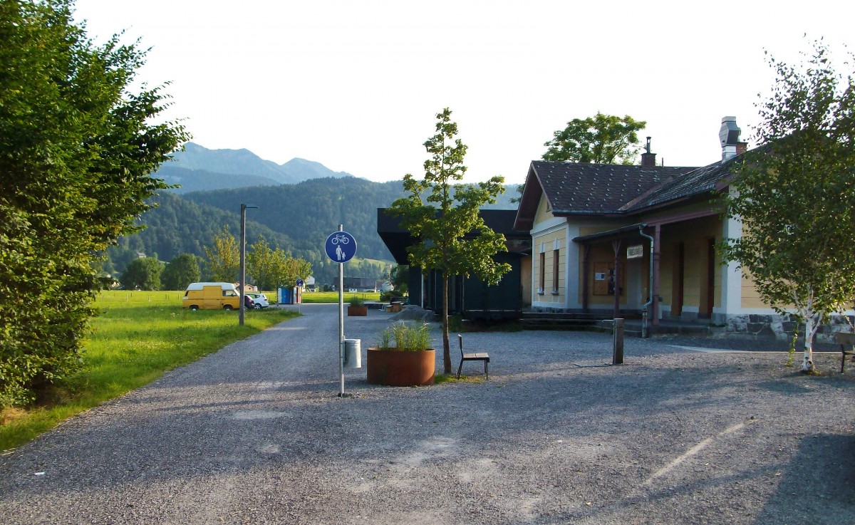 Wo einst die Züge Richtung Bezau oder Bregenz unterwegs waren fahren heute nur noch Radfahrer. Hier zu sehen ist der ehemalige Bahnhof Andelsbuch am 25.7.2014