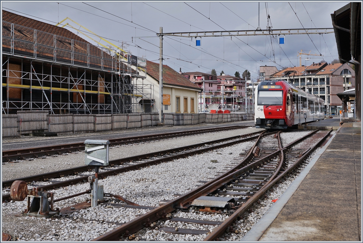 Wo es vor einer Woche noch dampfte und Festlaune herrschte, macht sich nun trübe Abbruchstimmung breit: der Bahnhof von Châtel St-Denis wird nur von noch den Zügen von und nach Bulle bedient, im Bild wartet der ABe 2/4 102, Zwischenwagen und Be 2/4 102  Südexpress  als S50 14828 auf die Abfahrt.

Die Halle links im Bild soll, wie Julian in einem Kommentar vermerkte, in Montbovon wieder aufgebaut werden. 

10. März 2019