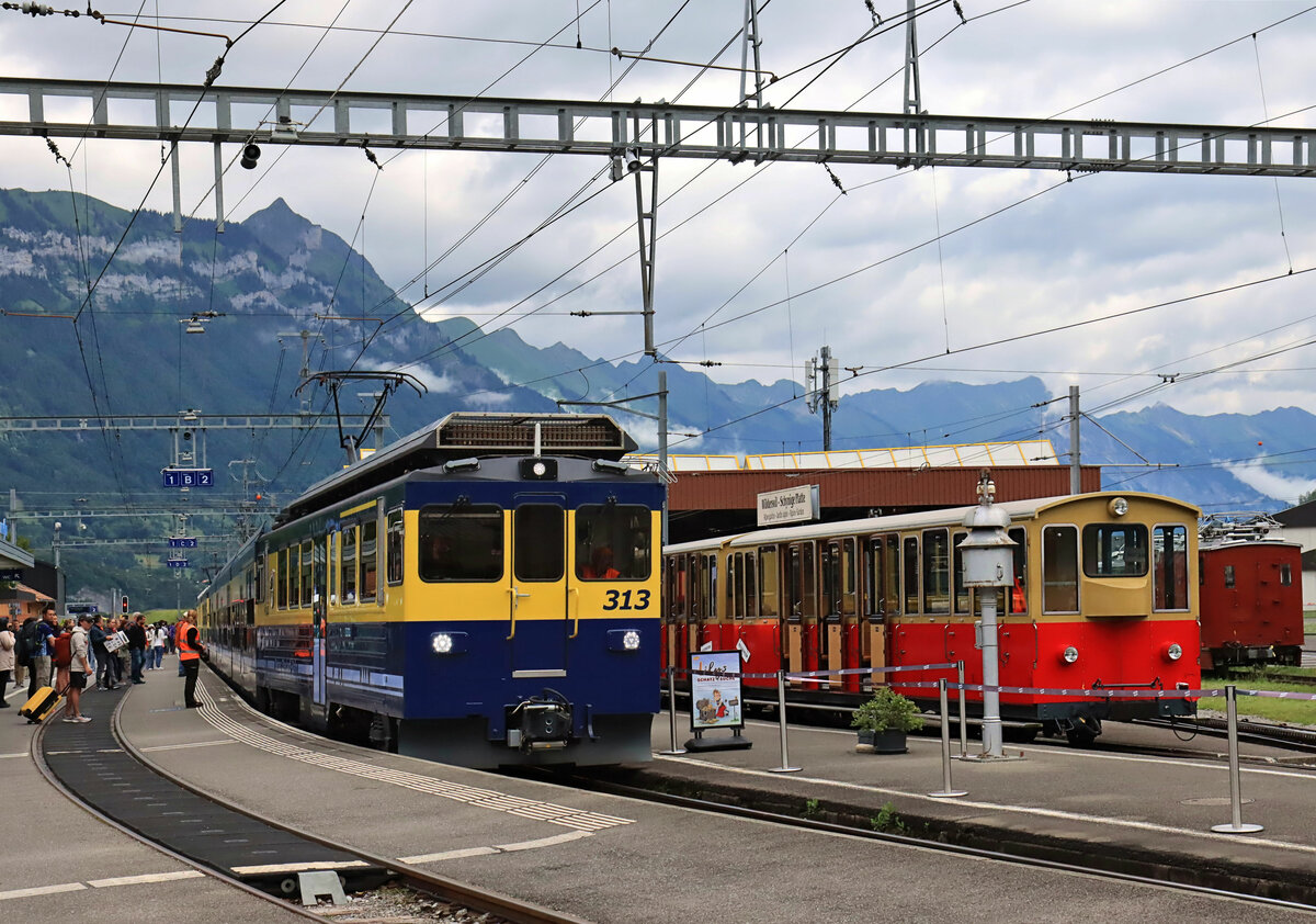 Wo fast alle Dienste der Berner Oberland Bahn mit den dreiteiligen Trieb- und Steuerwagen mit Niederflureinstieg abgewickelt werden, ist der Einsatz des bei der Kupplung angepassten Vierachs-Triebwagens 313 eher überraschend. Hier in Wilderswil, neben einem Zug der Schynigen Platte Bahn. 9.Juni 2022 