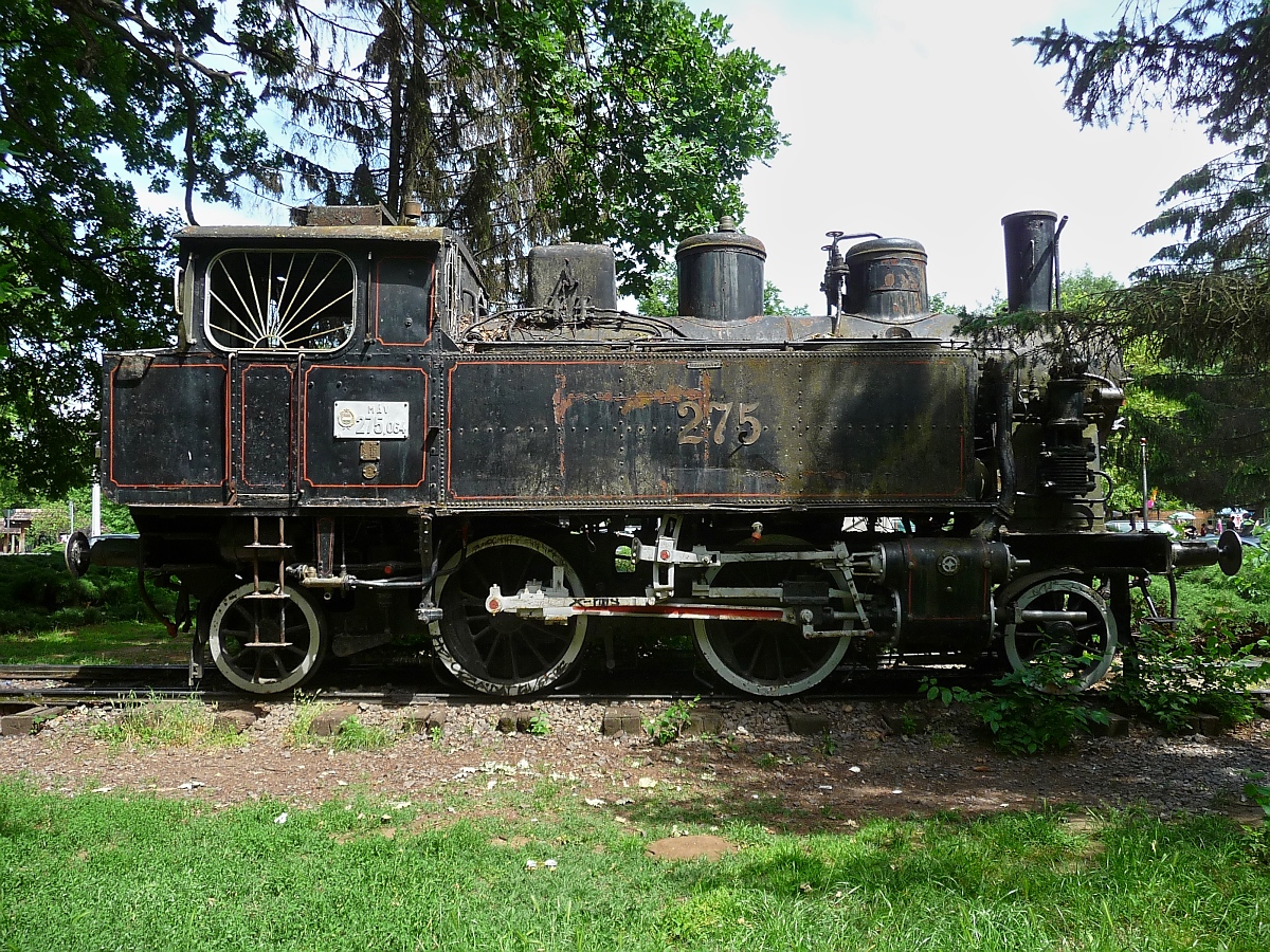 Wo früher in Sostogyogyfürdo die Straßenbahn endete, steht heute etwas zwischen Bäumen versteckt diese Dampflok 275-074, 29. ‎Mai ‎2016
