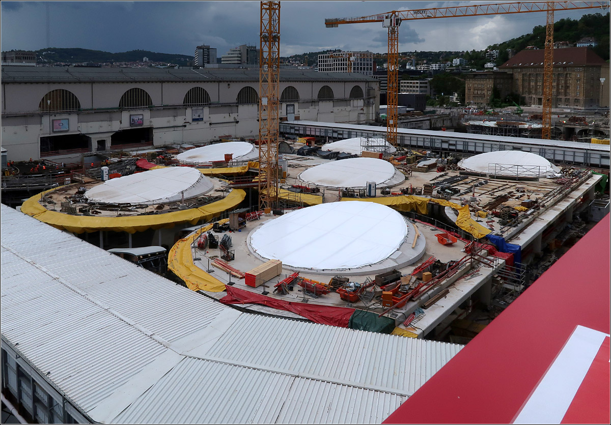 Wo früher die Züge wenden mussten - 

... entstehen unter den Lichtaugen neue Gleise zu durchfahren, gedreht um 90°. Baustelle des neuen Stuttgarter Hauptbahnhofes.

05.08.2021 (M)
