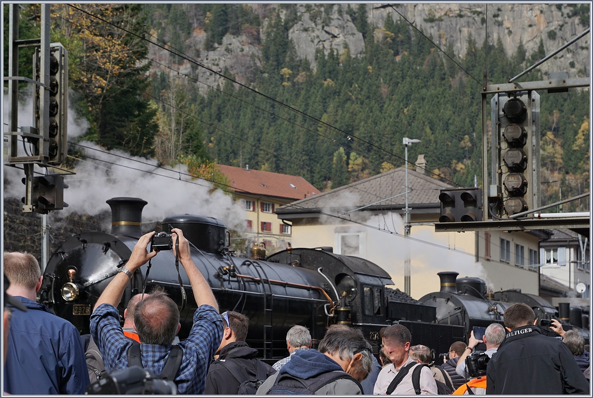 Wo ist Nicolas? Kein Wunder fanden wir uns bei dieser Menschenmenge nicht. An und für sich sind solche Veranstaltungen nicht mein Ding, doch wenn es Elefanten zu sehen gibt, mache ich gerne hin und wieder eine Ausnahem und für eine Aufnahme der schöne Loks findet sich fast immer ein (relativ) Stilles Plätzchen.
Göschenen den 21 Okt. 2017