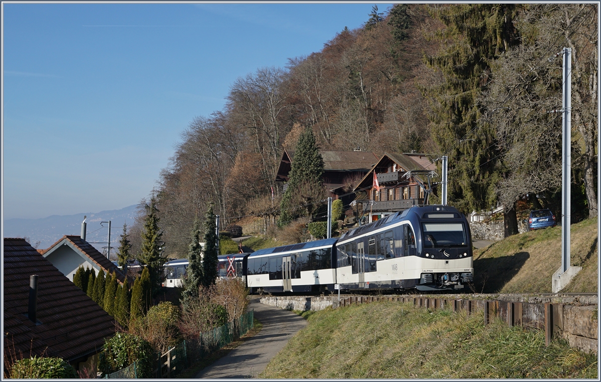 Wo noch vor einer Woche ein farbenfroher MOB ABDe 8/8 für Freude sorgt, surrte heute ein MOB  Alpina  Pendelzug vorbei: Der MOB Regionalzug 2224 von Montreux nach Zweisimmen kurz nach Chernex.
15. Dez. 2016