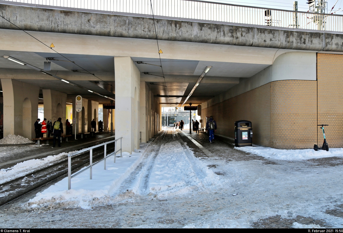 Wo sonst mehrere Linien aufeinander treffen, kam der Straßenbahnverkehr infolge starker Schneefälle für mehrere Tage größtenteils zum Erliegen. Hier am Hauptbahnhof in Halle (Saale) war lediglich eine Ringlinie in einer Richtung unterwegs, sodass das zweite Gleis der unteren Haltestelle unbefahren blieb.

🕓 11.2.2021 | 15:50 Uhr