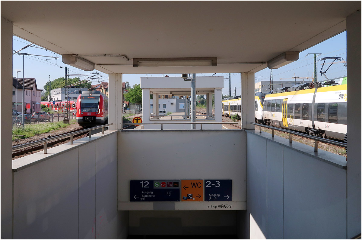 Wo Teckbahn und Neckar-Alb-Bahn zusammentreffen - 

... liegt der Bahnhof Wendlingen. Links kommt ein Zug der S1 auf der Teckbahn um die Ecke, während links eine Regionalbahn in Richtung Tübingen auf ihre Abfahrt wartet.

14.08.2021 (M)