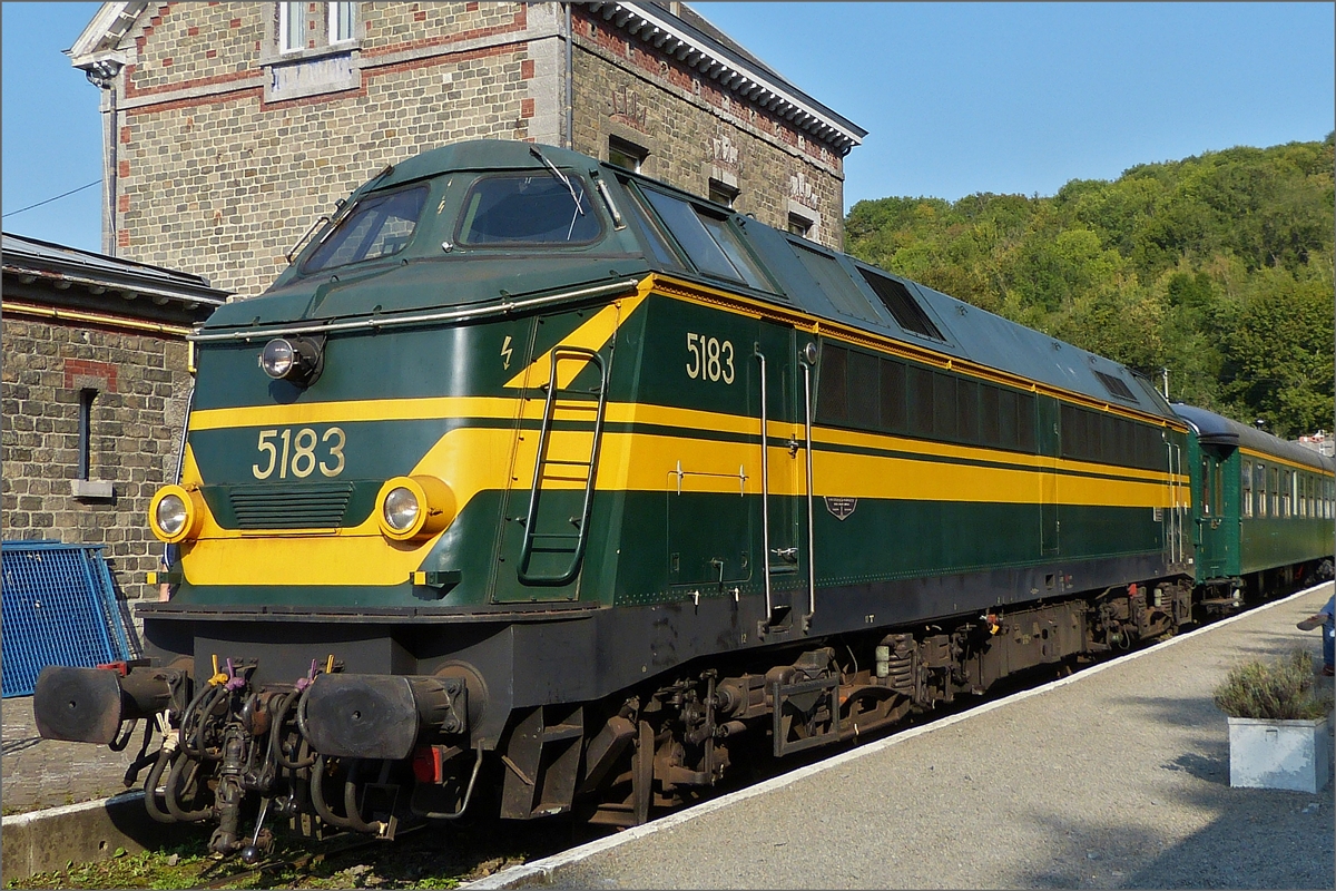 Wochenende der Dieselloks bei der Musemsbahn  Le Chemin De Fer Du Bocq , Lok 5183 erreicht mit ihrem Zug den Bahnhof in Spontin. In kürze wird sie die Fahrt in Richtung Ciney fortsetzen. 19.09.2020