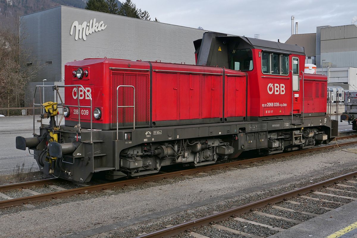 Wochenendruhe für 2068 039-4 am 11.02.2023 im Bahnhof von Bludenz